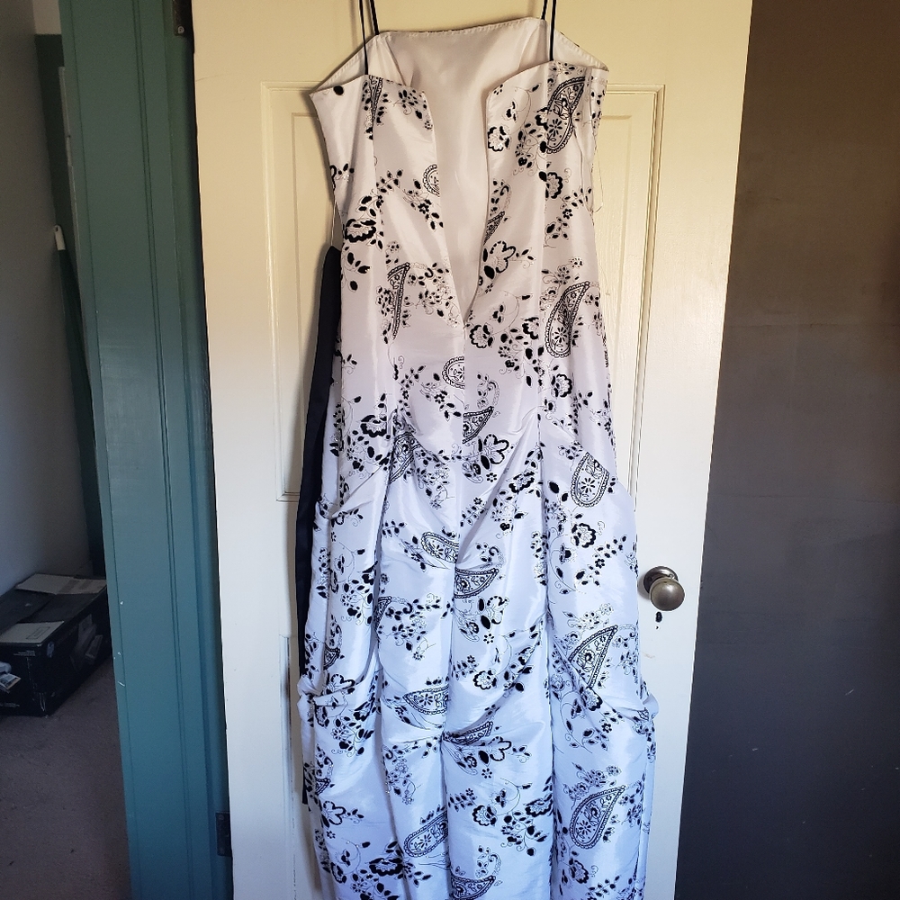 Gown - Picture 2 of 3